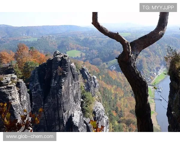 河床与波诺特山丘的奇妙对话探索自然与人文的交融之美