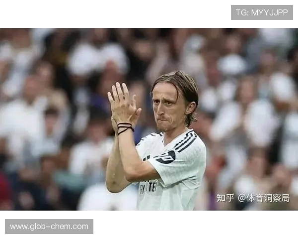 莫德里奇：足球场上的智慧与灵动，传奇中场的辉煌人生与不屈精神