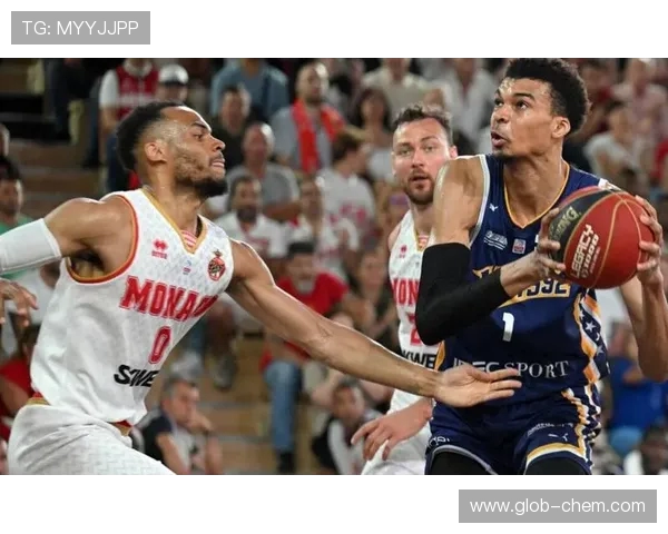 黄蜂与热火季后赛第三场激战回顾球员表现与战术分析全景呈现